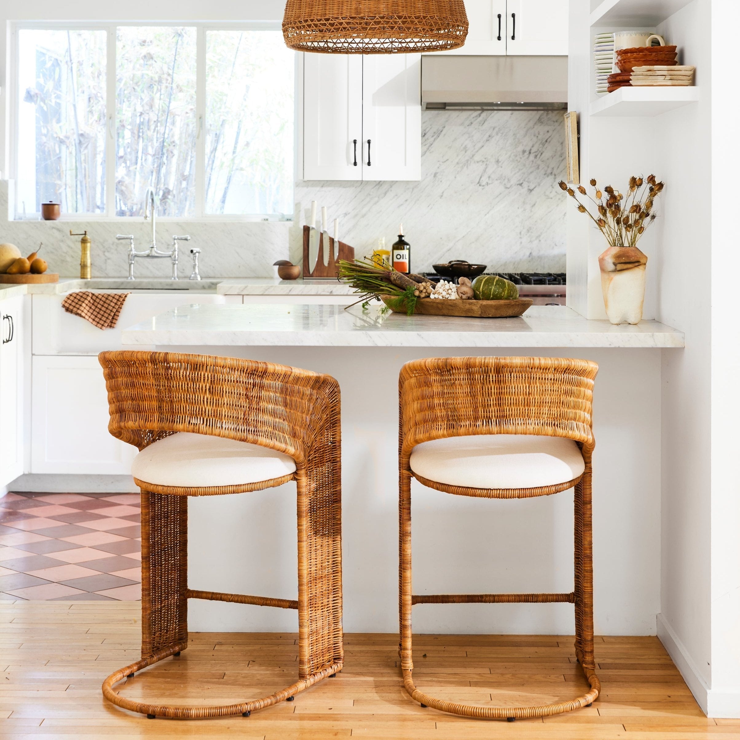 Tabouret de bar – issue d’une trouvaille vintage très spéciale, ce tabouret de bar à dossier incurvé architectural allie textures organiques et lignes sculpturales épurées...