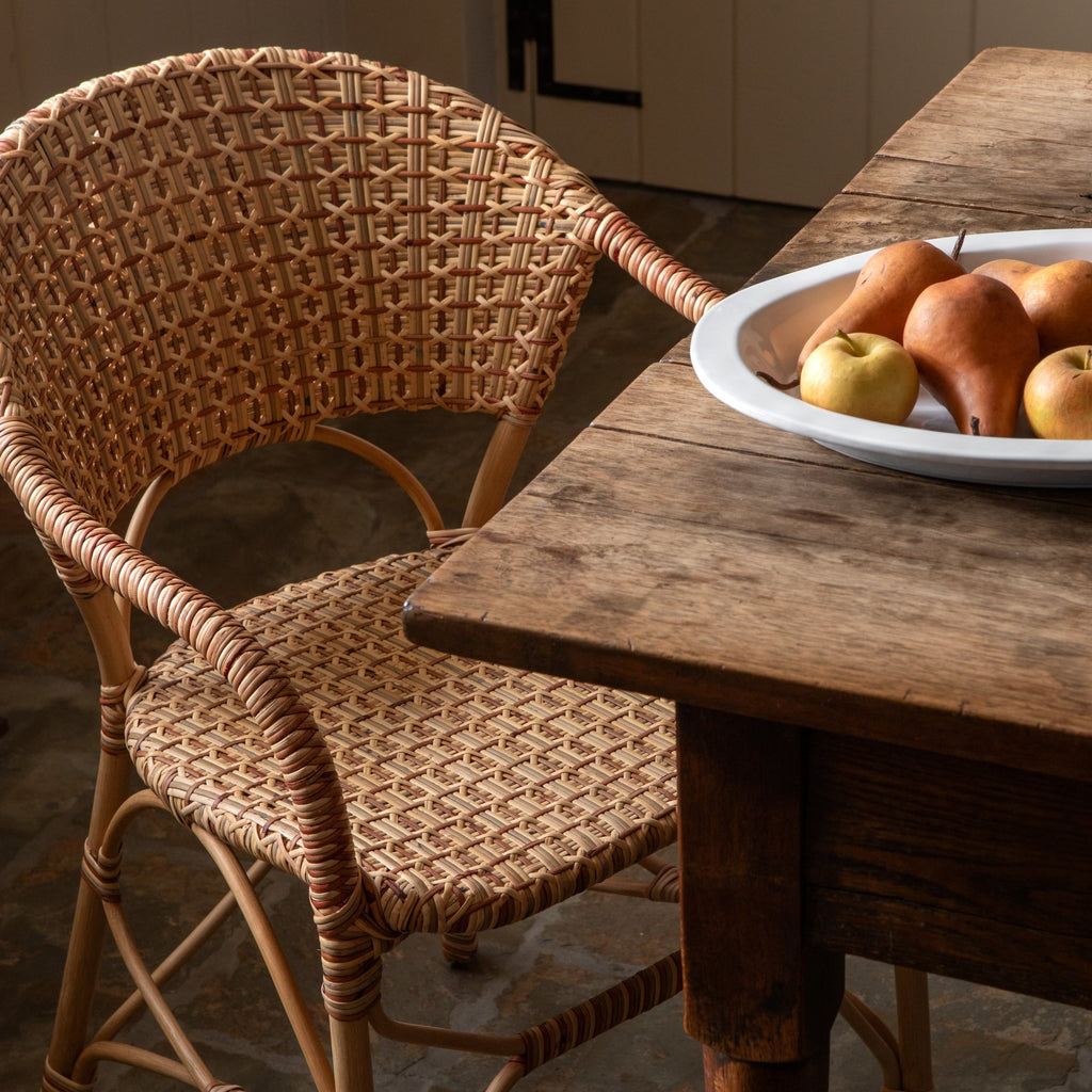 Fauteuil – Tressé à la main à partir de rotin issu de sources durables, sa palette naturelle et sa silhouette élégante apportent un style intemporel aux cuisines décontractées comme aux...