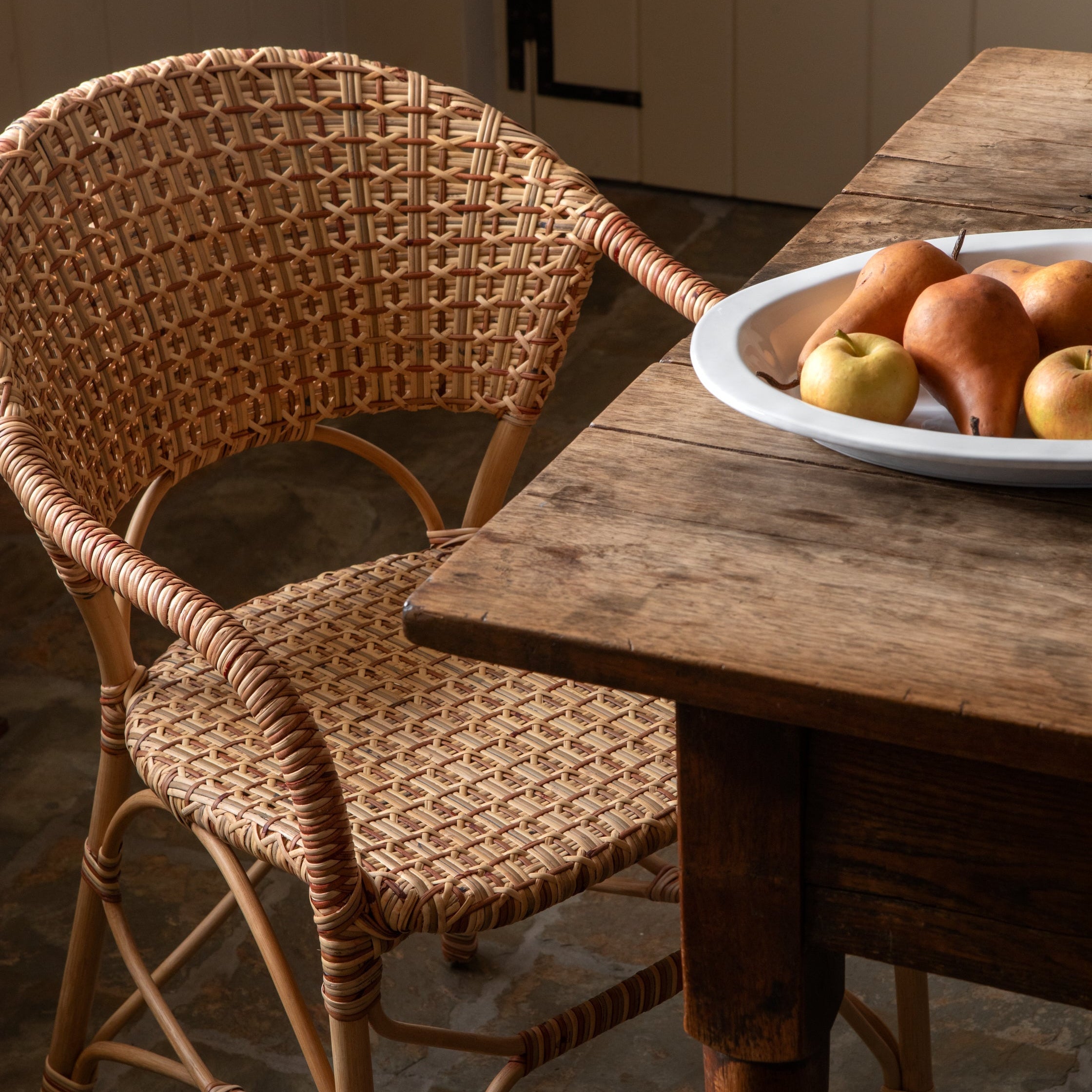 Fauteuil – Tressé à la main à partir de rotin issu de sources durables, sa palette naturelle et sa silhouette élégante apportent un style intemporel aux cuisines décontractées comme aux...