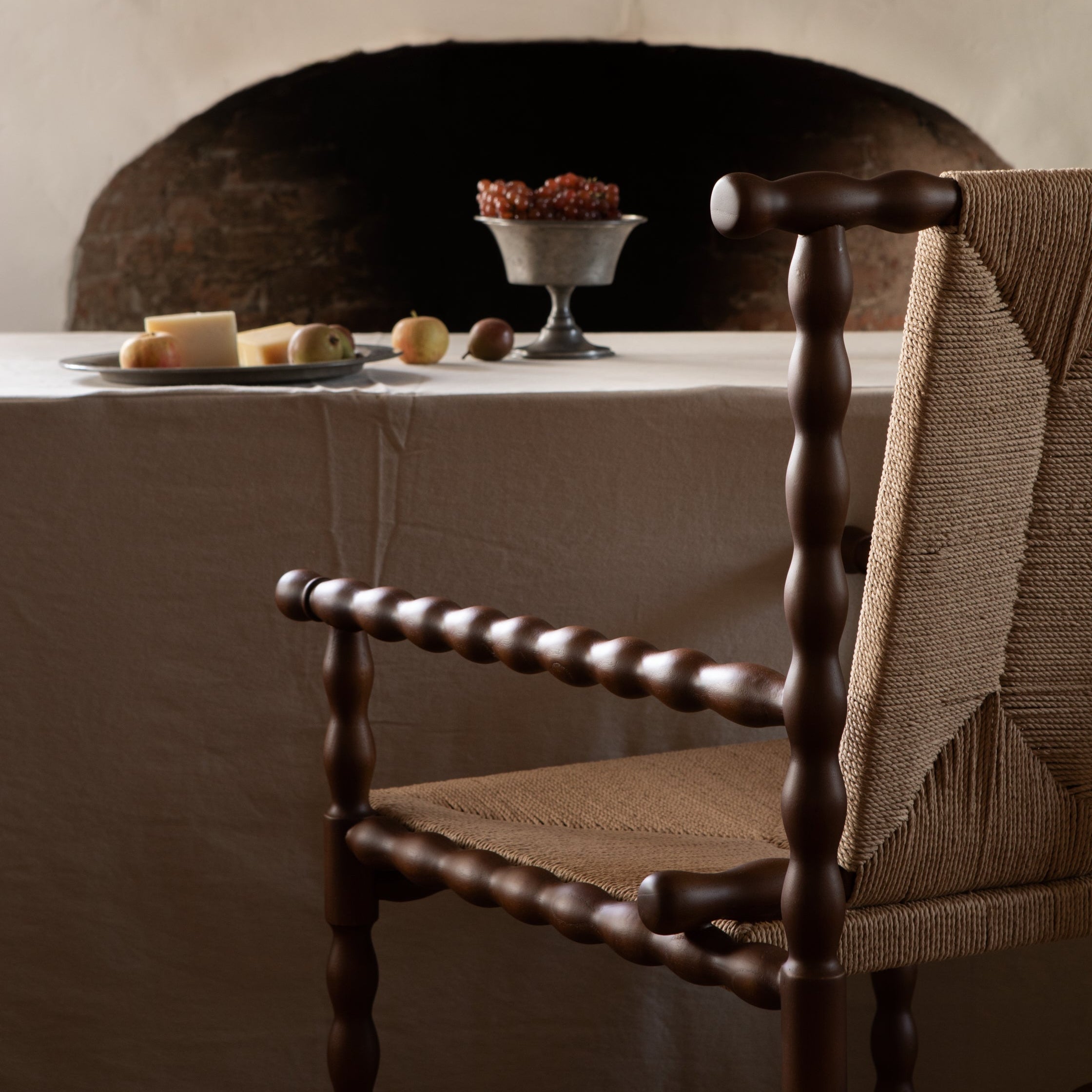 Fauteuil – la tradition artisanale du bois tourné et du cannage dégage un air raffiné et artisanal