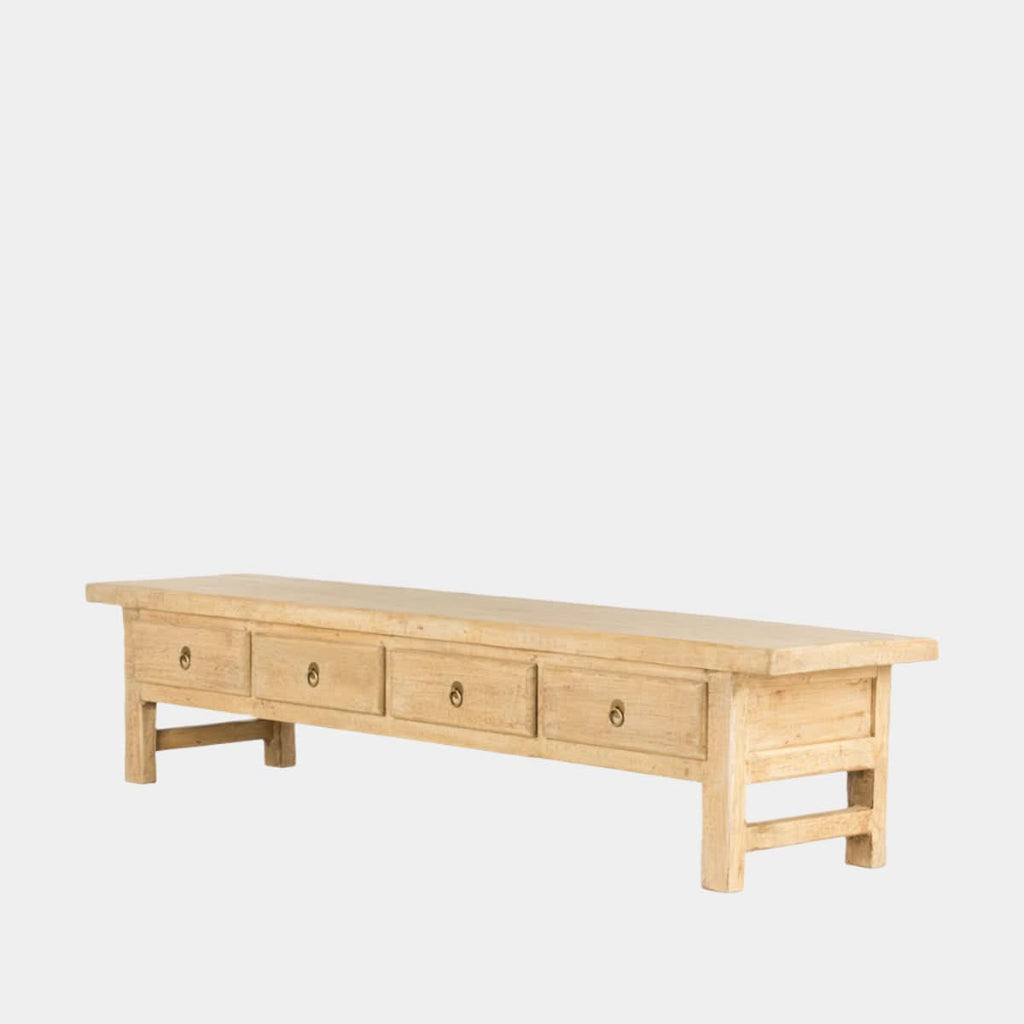 Buffet – à la fois simple et raffiné, il incarne la simplicité des formes et des matériaux, offrant une esthétique intemporelle qui transcende les tendances passagères.