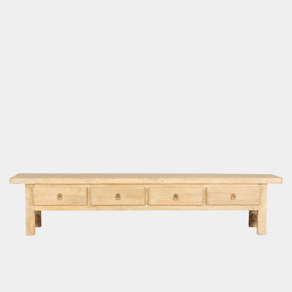 Buffet – à la fois simple et raffiné, il incarne la simplicité des formes et des matériaux, offrant une esthétique intemporelle qui transcende les tendances passagères.