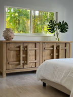 Bahut en orme - Fusion de design contemporain et rustique, cette pièce apporte des éléments naturels bruts, texturés et terreux à votre intérieur afin de lui donner une base solide...