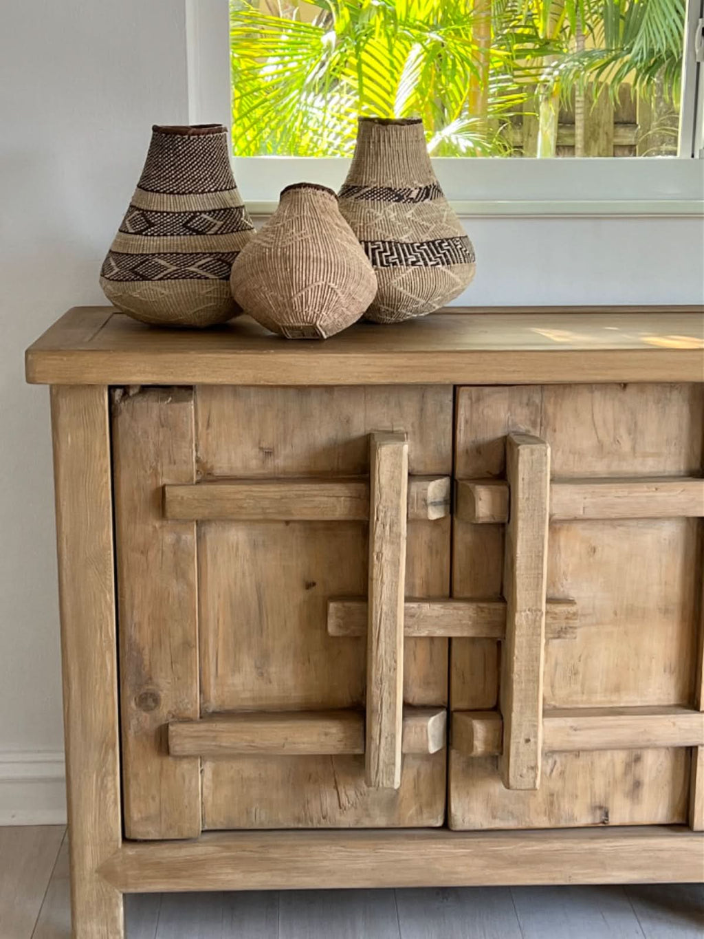 Bahut en orme - Fusion de design contemporain et rustique, cette pièce apporte des éléments naturels bruts, texturés et terreux à votre intérieur afin de lui donner une base solide...