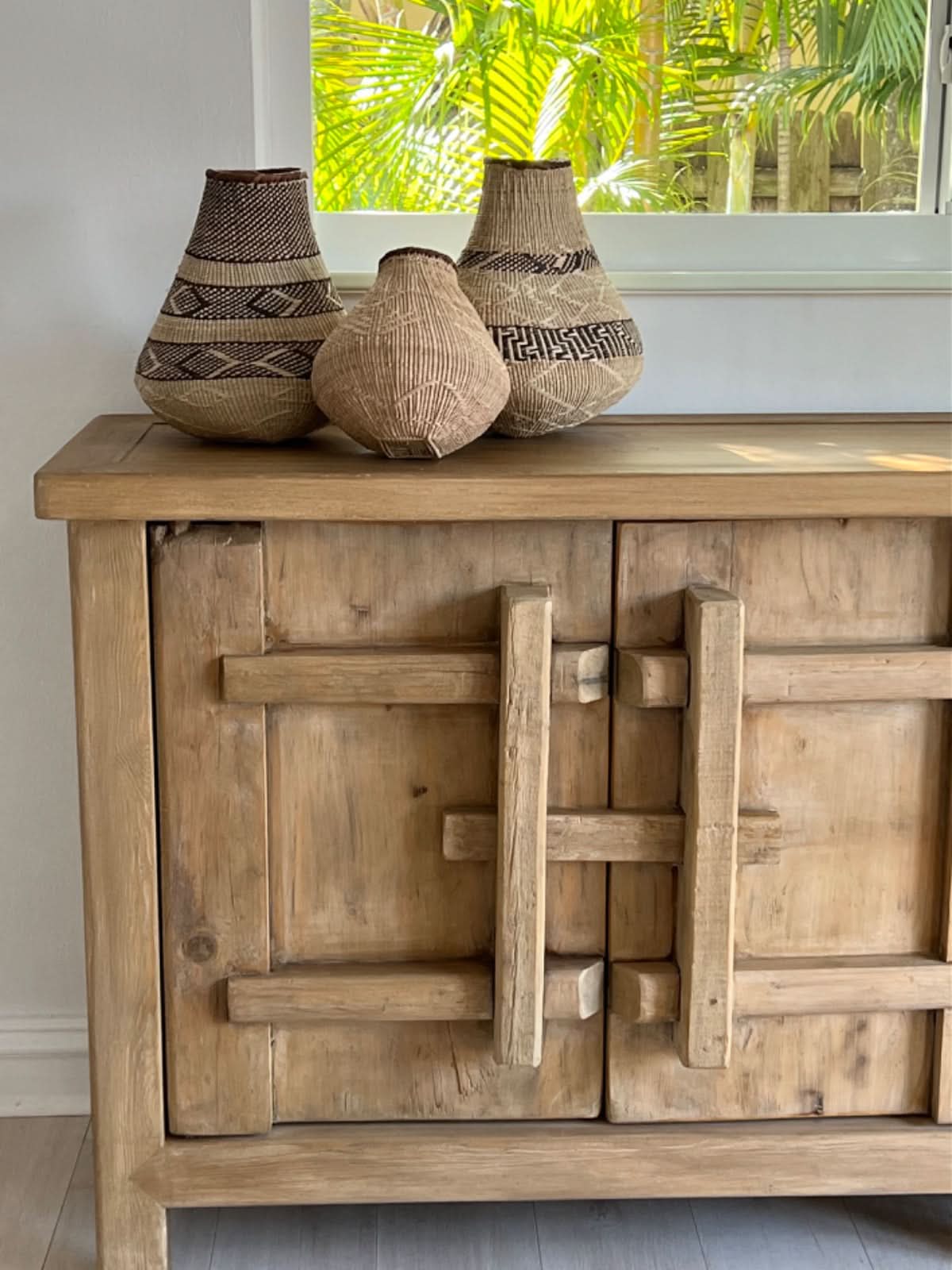 Bahut en orme - Fusion de design contemporain et rustique, cette pièce apporte des éléments naturels bruts, texturés et terreux à votre intérieur afin de lui donner une base solide...