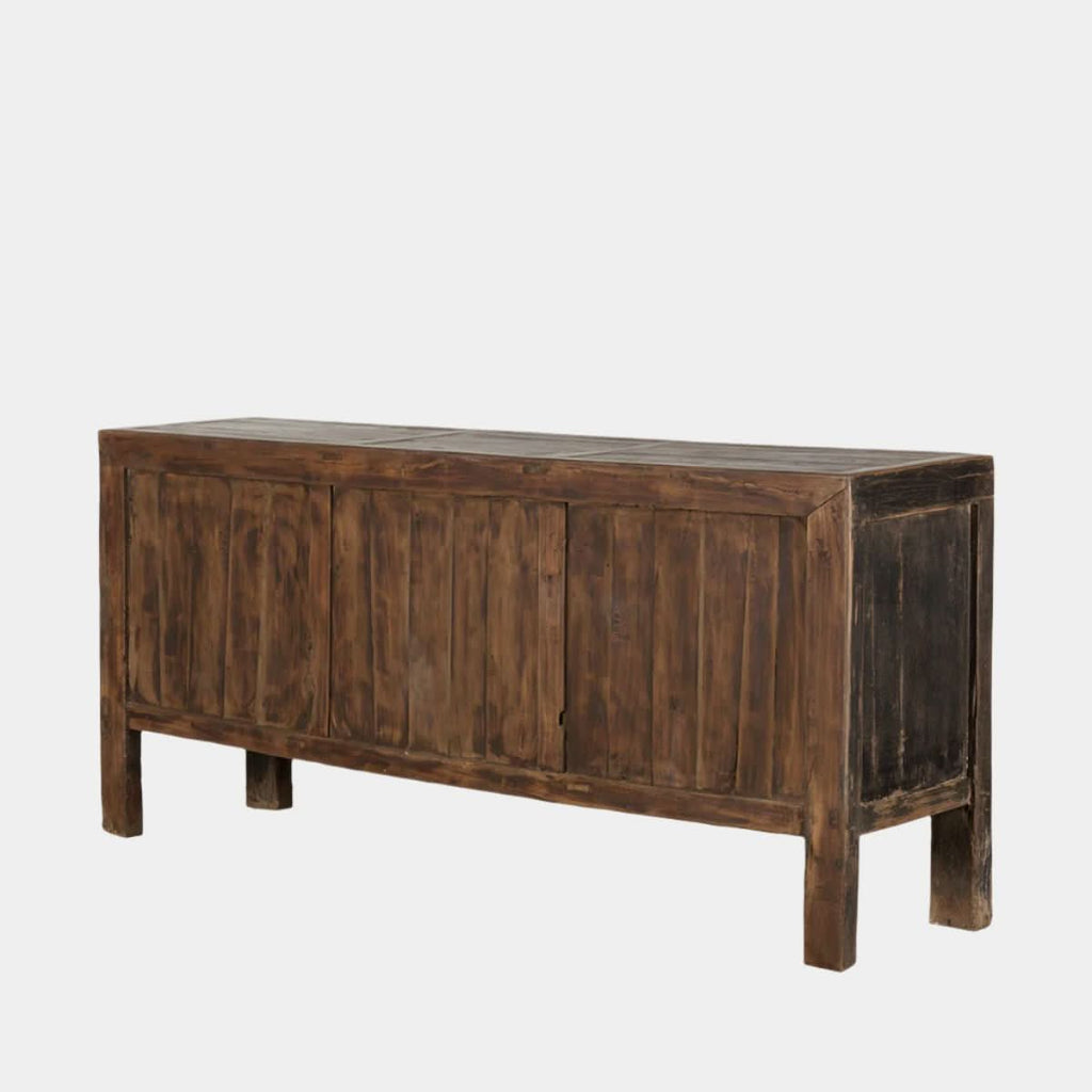Buffet en orme "Door" - Classique et neutre, ce meuble est doté de portes avec étagères et poignées en laiton antique. Le buffet en orme se prête à un...