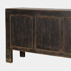Buffet en orme "Door" - Classique et neutre, ce meuble est doté de portes avec étagères et poignées en laiton antique. Le buffet en orme se prête à un...