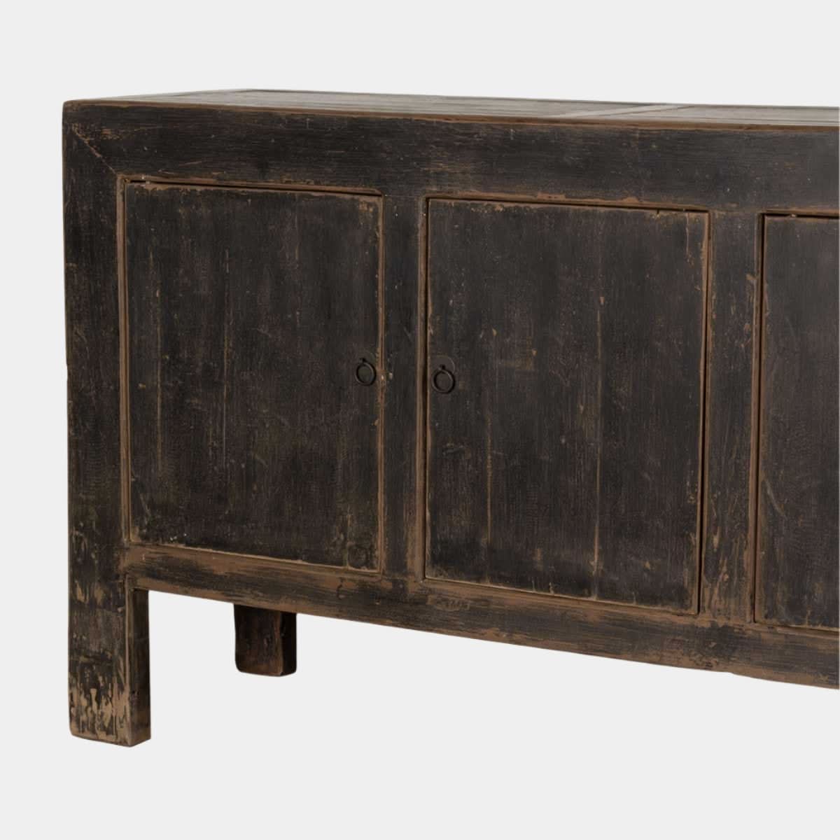 Buffet en orme "Door" - Classique et neutre, ce meuble est doté de portes avec étagères et poignées en laiton antique. Le buffet en orme se prête à un...