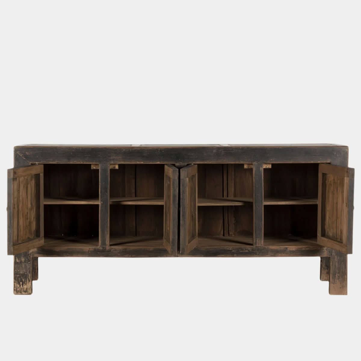 Buffet en orme "Door" - Classique et neutre, ce meuble est doté de portes avec étagères et poignées en laiton antique. Le buffet en orme se prête à un...