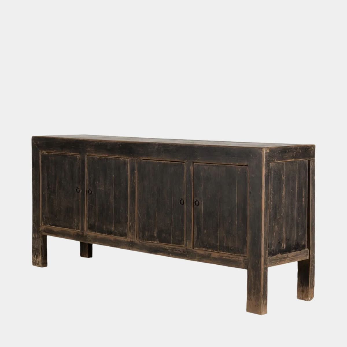 Buffet en orme "Door" - Classique et neutre, ce meuble est doté de portes avec étagères et poignées en laiton antique. Le buffet en orme se prête à un...