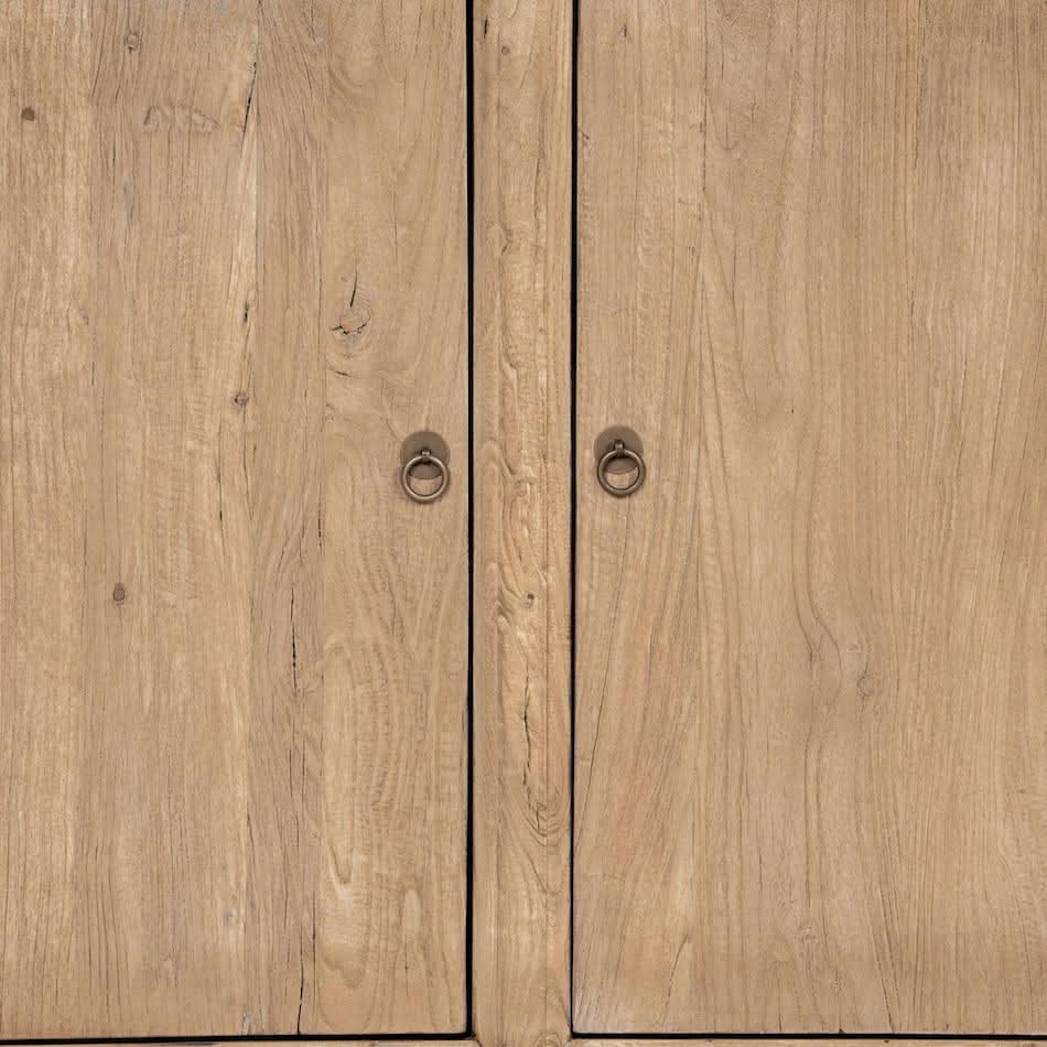 Buffet en orme – classique et neutre, cette pièce est dotée de portes avec étagères munies d'une poignée en laiton antique, le buffet en orme se prête à une gamme de...