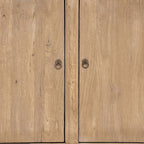 Buffet en orme – classique et neutre, cette pièce est dotée de portes avec étagères munies d'une poignée en laiton antique, le buffet en orme se prête à une gamme de...