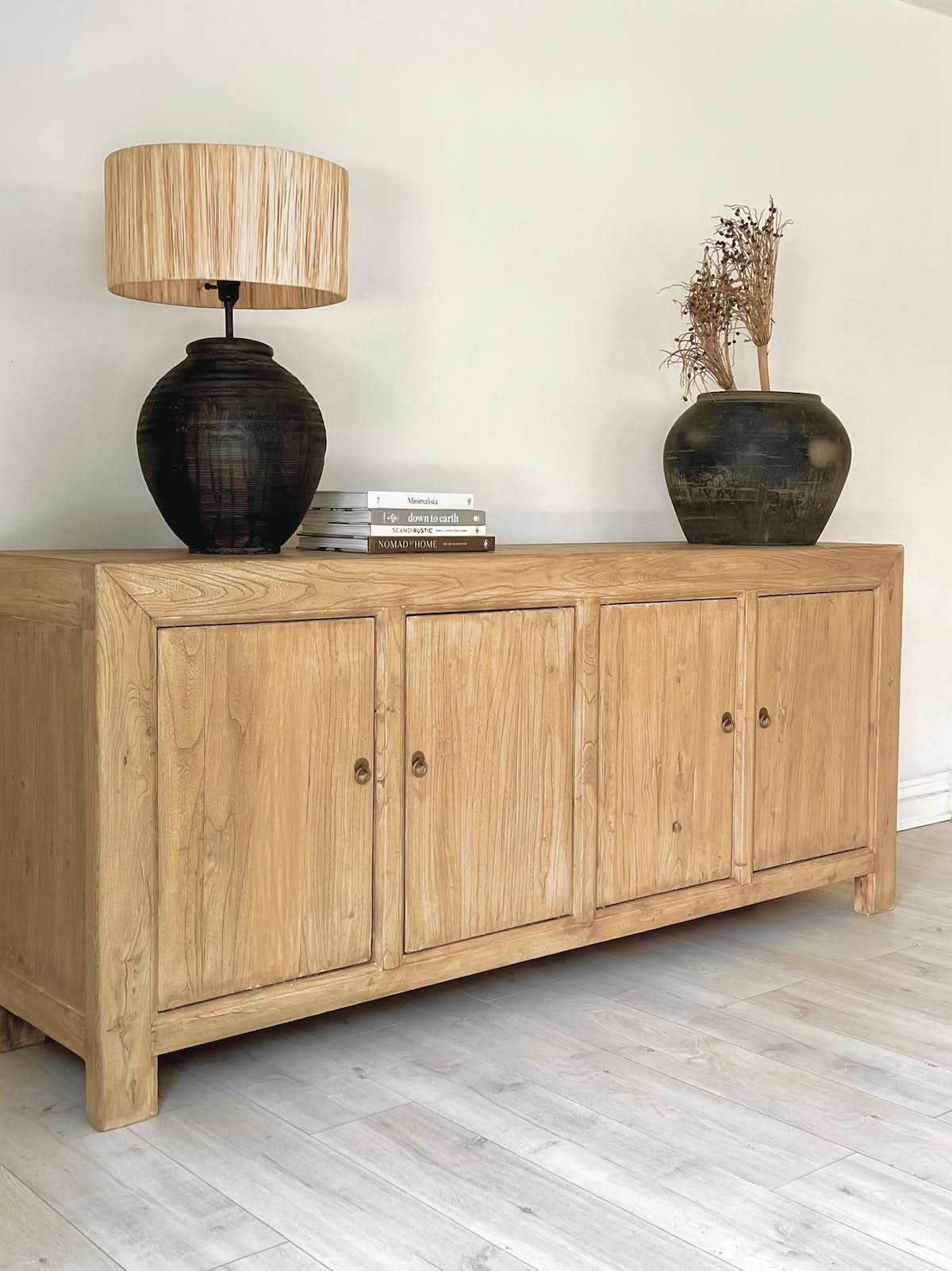 Buffet en orme – classique et neutre, cette pièce est dotée de portes avec étagères munies d'une poignée en laiton antique, le buffet en orme se prête à une gamme de...