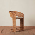 Tabouret de bar – issue d’une trouvaille vintage très spéciale, ce tabouret de bar à dossier incurvé architectural allie textures organiques et lignes sculpturales épurées...