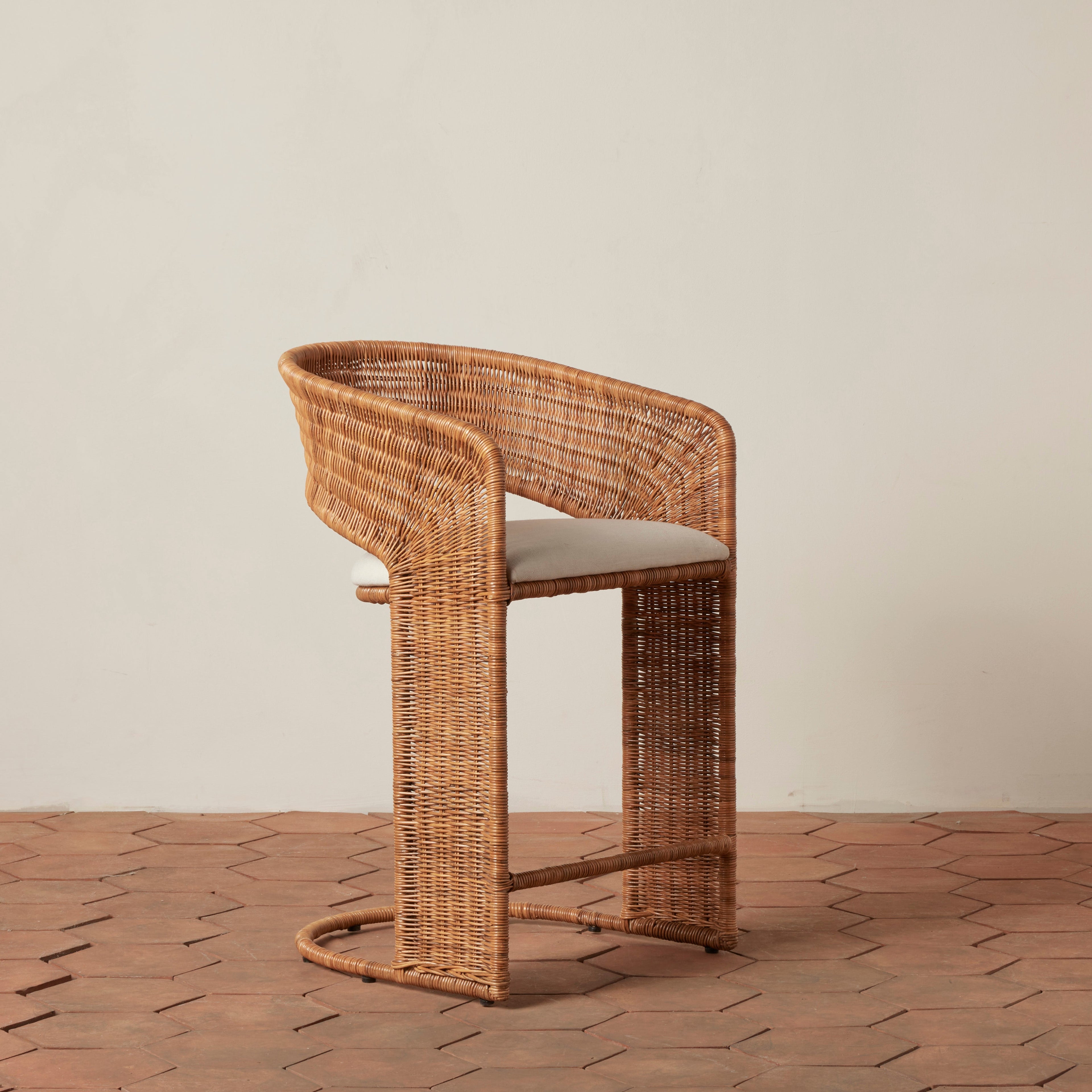 Tabouret de bar – issue d’une trouvaille vintage très spéciale, ce tabouret de bar à dossier incurvé architectural allie textures organiques et lignes sculpturales épurées...