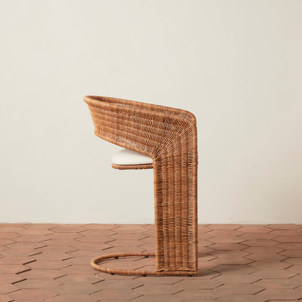 Tabouret de bar – issue d’une trouvaille vintage très spéciale, ce tabouret de bar à dossier incurvé architectural allie textures organiques et lignes sculpturales épurées...