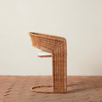 Tabouret de bar – issue d’une trouvaille vintage très spéciale, ce tabouret de bar à dossier incurvé architectural allie textures organiques et lignes sculpturales épurées...
