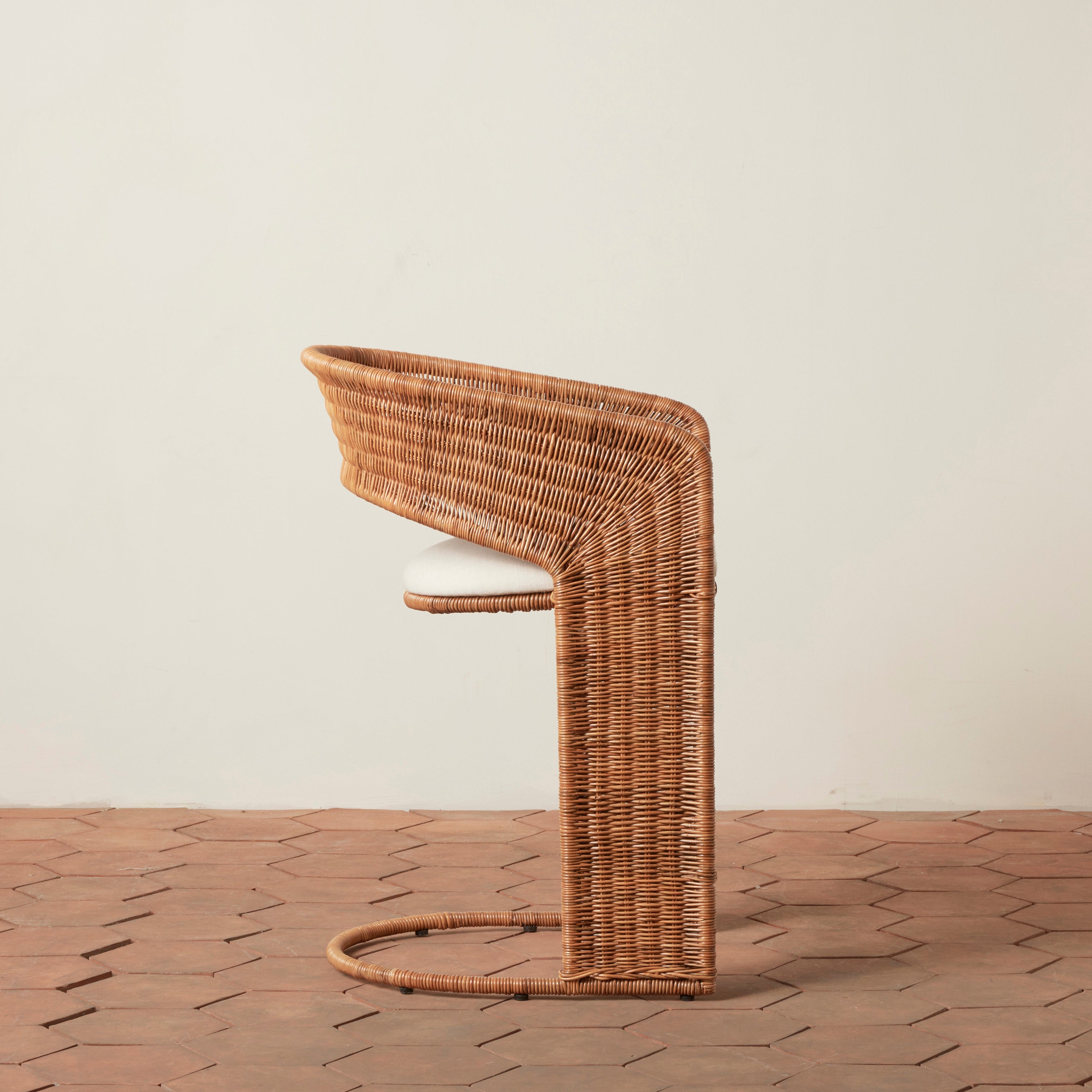 Tabouret de bar – issue d’une trouvaille vintage très spéciale, ce tabouret de bar à dossier incurvé architectural allie textures organiques et lignes sculpturales épurées...