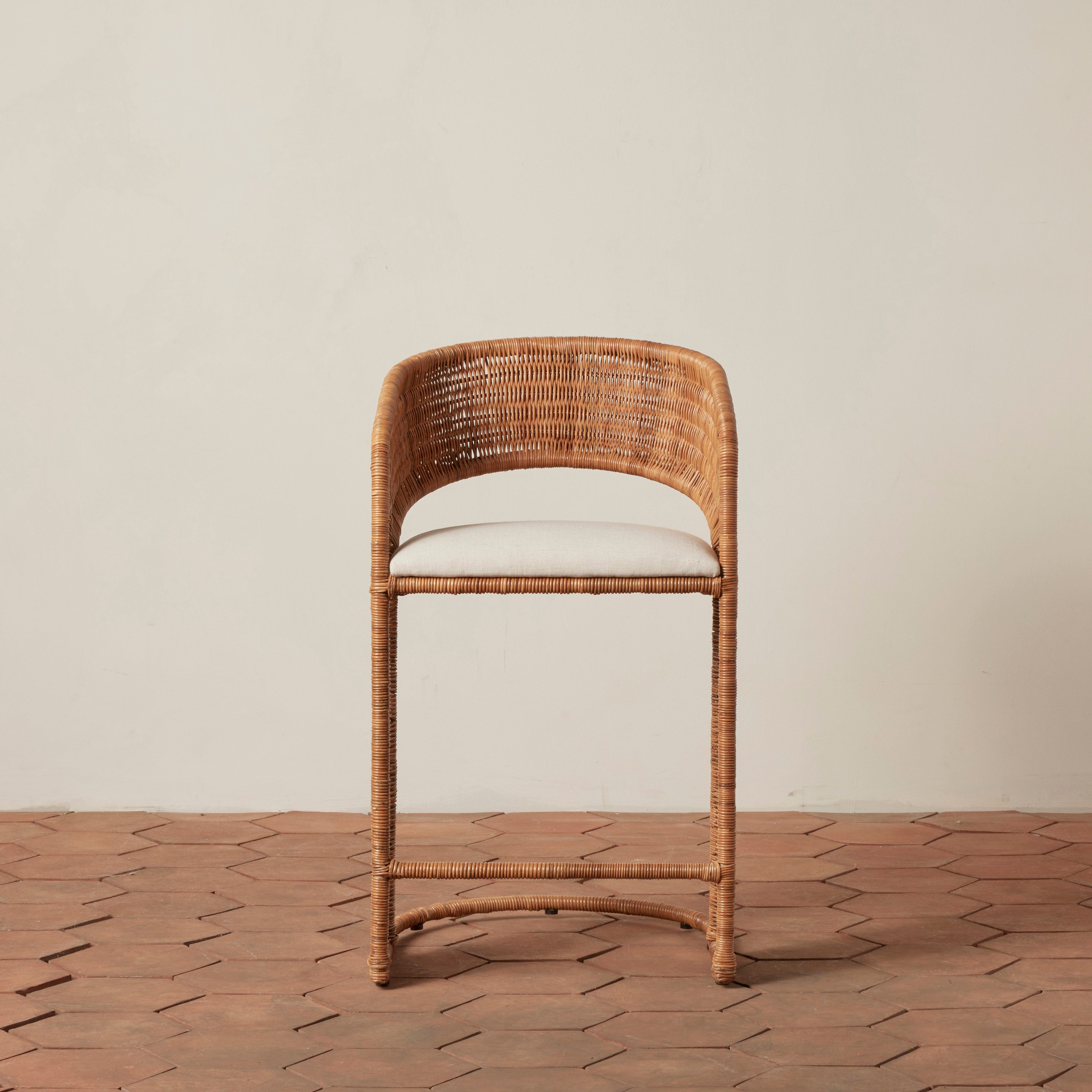 Tabouret de bar – issue d’une trouvaille vintage très spéciale, ce tabouret de bar à dossier incurvé architectural allie textures organiques et lignes sculpturales épurées...