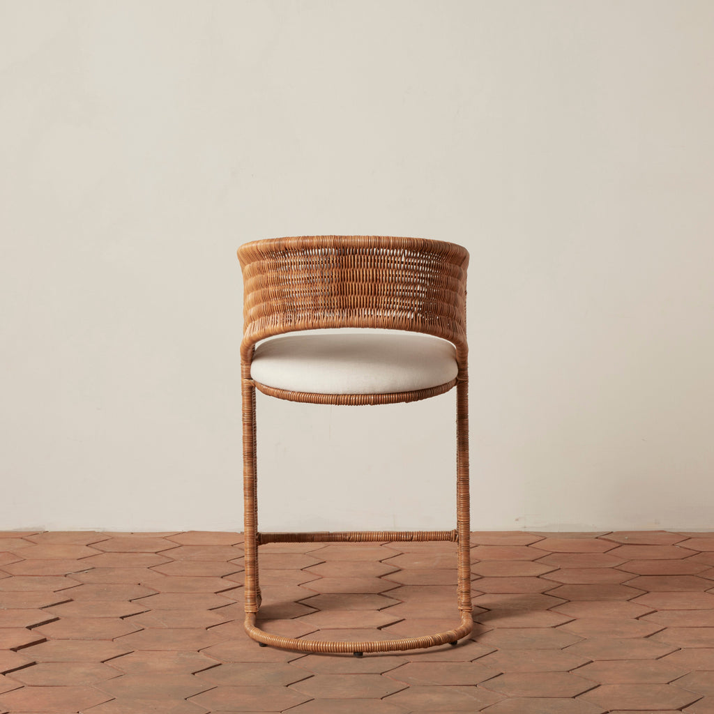 Tabouret de bar – issue d’une trouvaille vintage très spéciale, ce tabouret de bar à dossier incurvé architectural allie textures organiques et lignes sculpturales épurées...