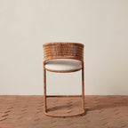 Tabouret de bar – issue d’une trouvaille vintage très spéciale, ce tabouret de bar à dossier incurvé architectural allie textures organiques et lignes sculpturales épurées...
