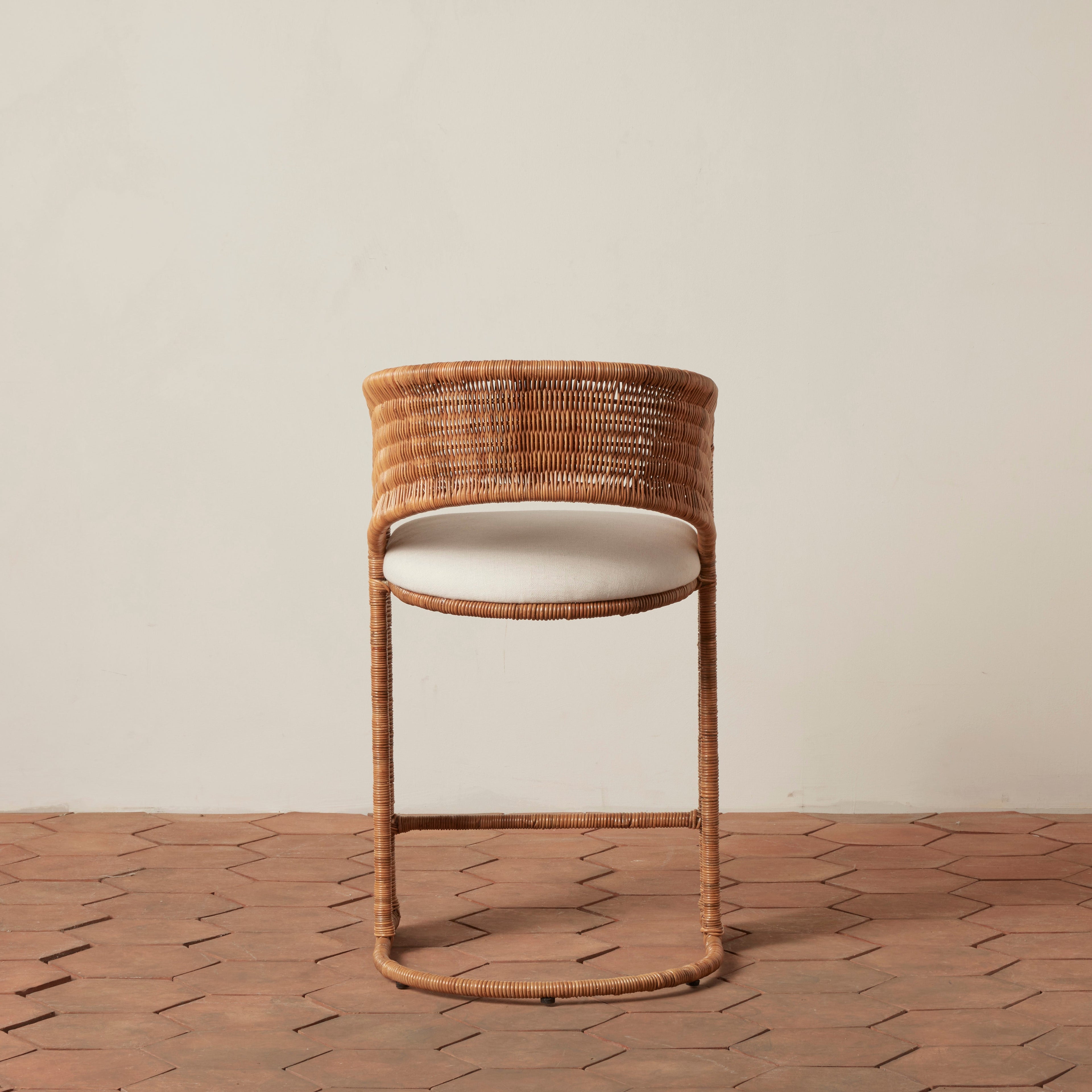 Tabouret de bar – issue d’une trouvaille vintage très spéciale, ce tabouret de bar à dossier incurvé architectural allie textures organiques et lignes sculpturales épurées...