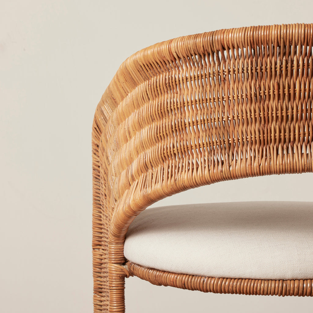 Tabouret de bar – issue d’une trouvaille vintage très spéciale, ce tabouret de bar à dossier incurvé architectural allie textures organiques et lignes sculpturales épurées...