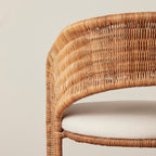 Tabouret de bar – issue d’une trouvaille vintage très spéciale, ce tabouret de bar à dossier incurvé architectural allie textures organiques et lignes sculpturales épurées...