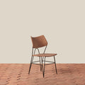 Chaise d'appoint - Avec son dossier courbé gracieux et ses pieds épingles élancés, ce tabouret apporte une forme architecturale intemporelle aux cuisines et aux comptoirs.