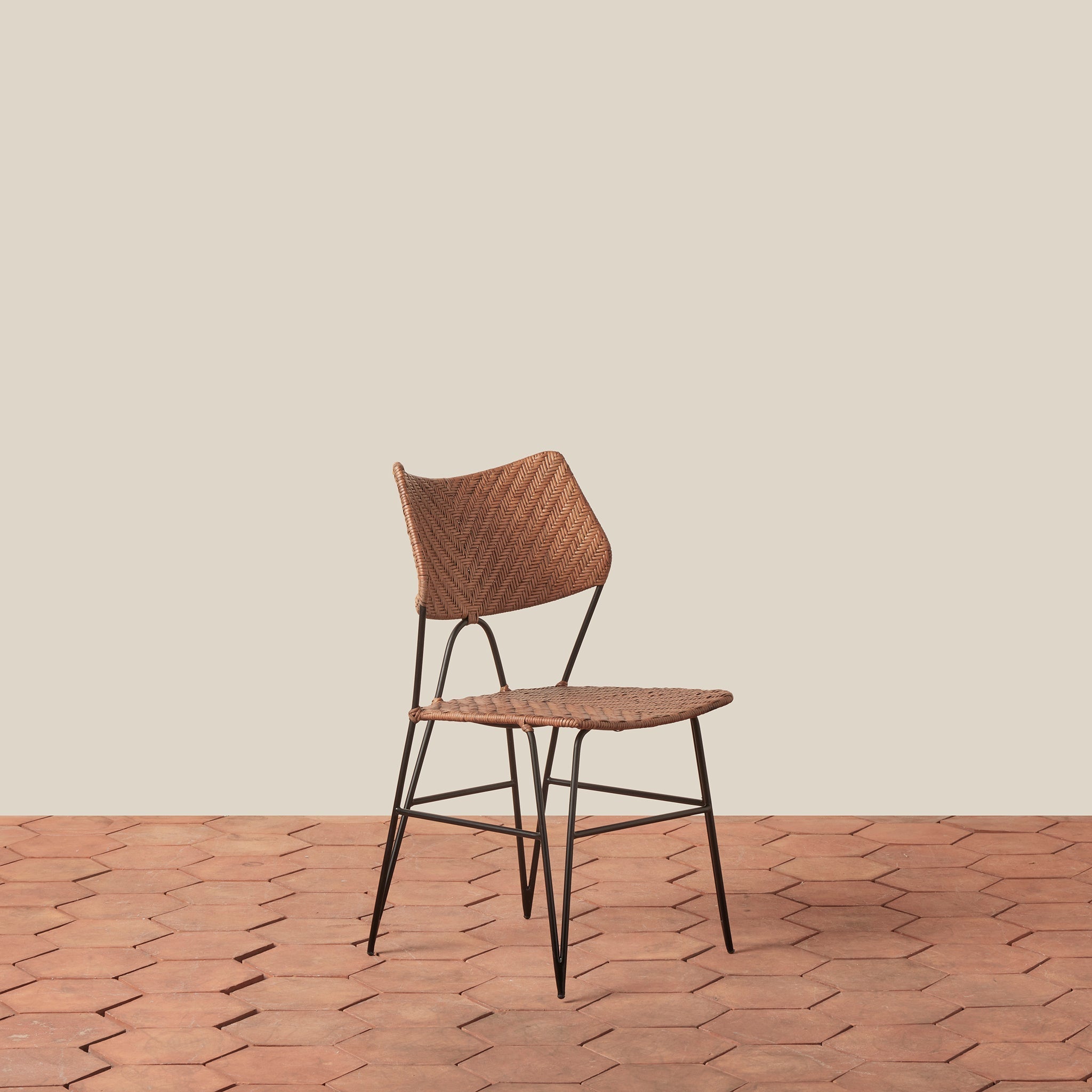 Chaise d'appoint - Avec son dossier courbé gracieux et ses pieds épingles élancés, ce tabouret apporte une forme architecturale intemporelle aux cuisines et aux comptoirs.