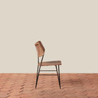 Chaise d'appoint - Avec son dossier courbé gracieux et ses pieds épingles élancés, ce tabouret apporte une forme architecturale intemporelle aux cuisines et aux comptoirs.