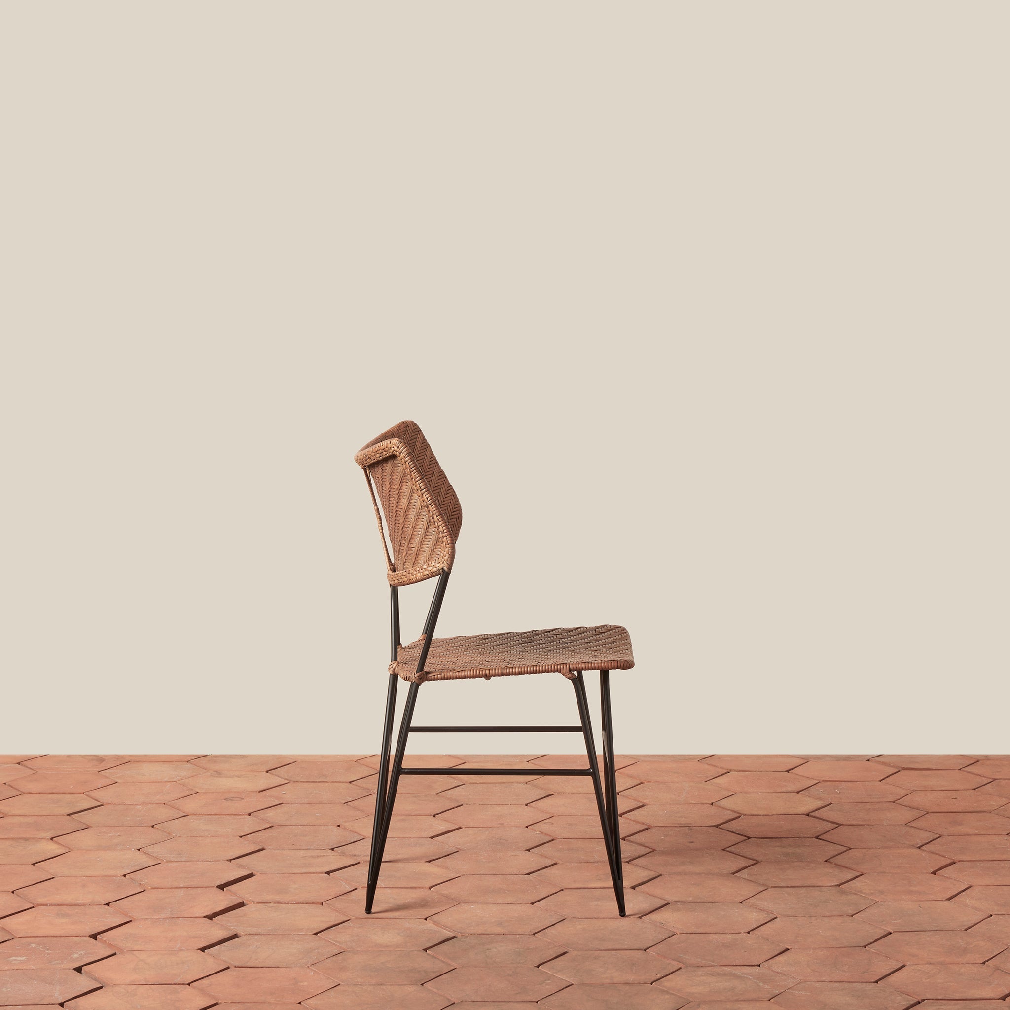 Chaise d'appoint - Avec son dossier courbé gracieux et ses pieds épingles élancés, ce tabouret apporte une forme architecturale intemporelle aux cuisines et aux comptoirs.