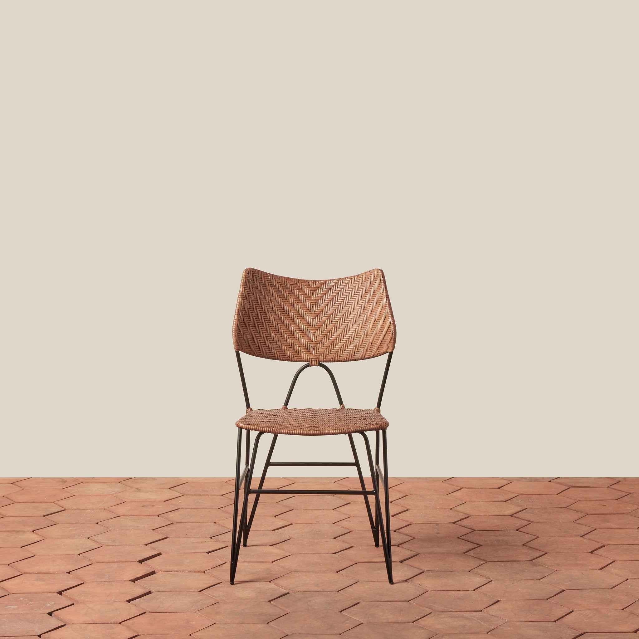 Chaise d'appoint - Avec son dossier courbé gracieux et ses pieds épingles élancés, ce tabouret apporte une forme architecturale intemporelle aux cuisines et aux comptoirs.