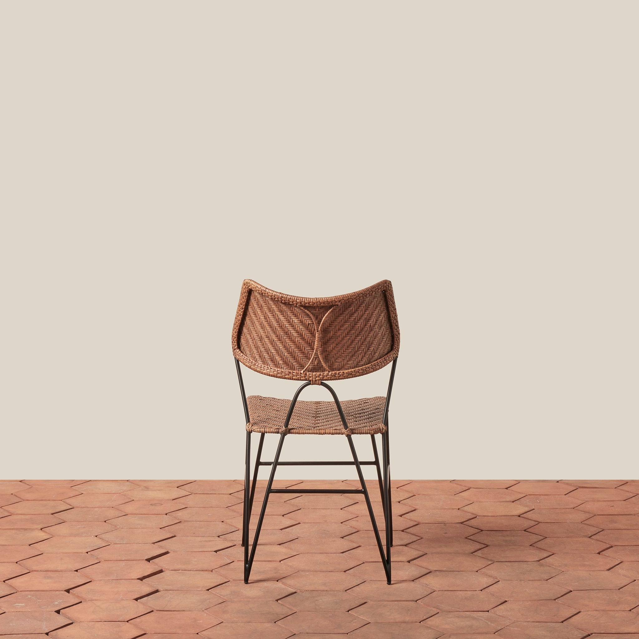 Chaise d'appoint - Avec son dossier courbé gracieux et ses pieds épingles élancés, ce tabouret apporte une forme architecturale intemporelle aux cuisines et aux comptoirs.