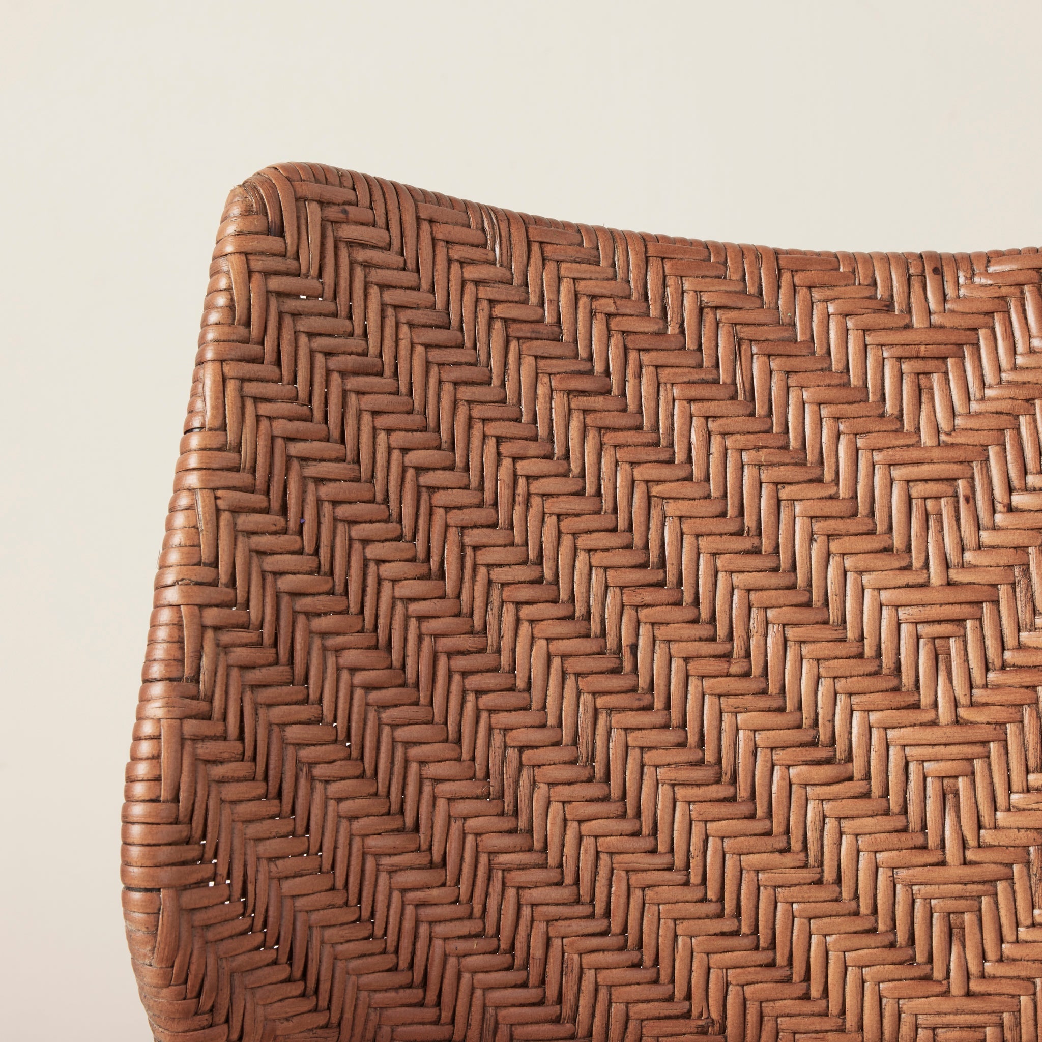 Chaise d'appoint - Avec son dossier courbé gracieux et ses pieds épingles élancés, ce tabouret apporte une forme architecturale intemporelle aux cuisines et aux comptoirs.
