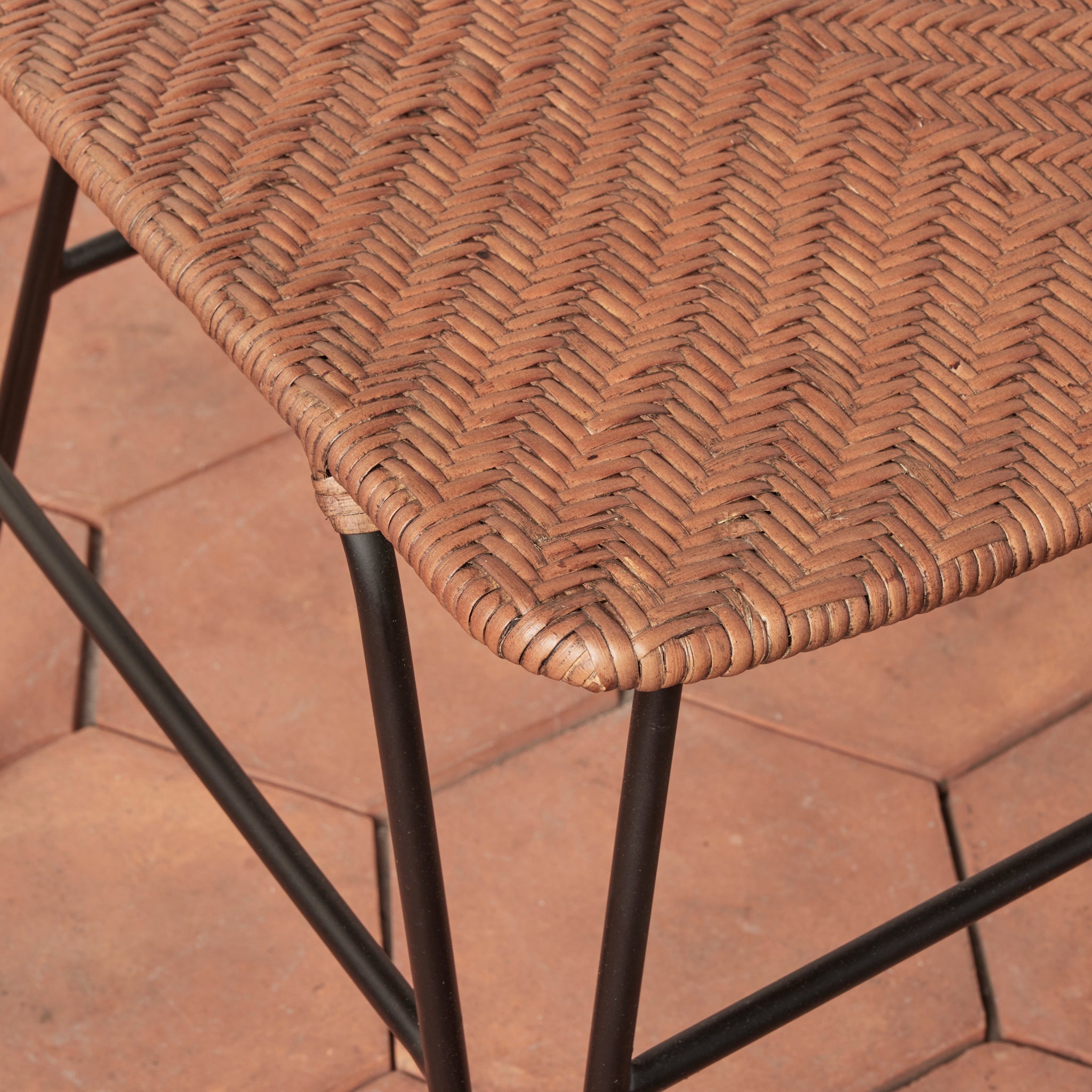 Chaise d'appoint - Avec son dossier courbé gracieux et ses pieds épingles élancés, ce tabouret apporte une forme architecturale intemporelle aux cuisines et aux comptoirs.