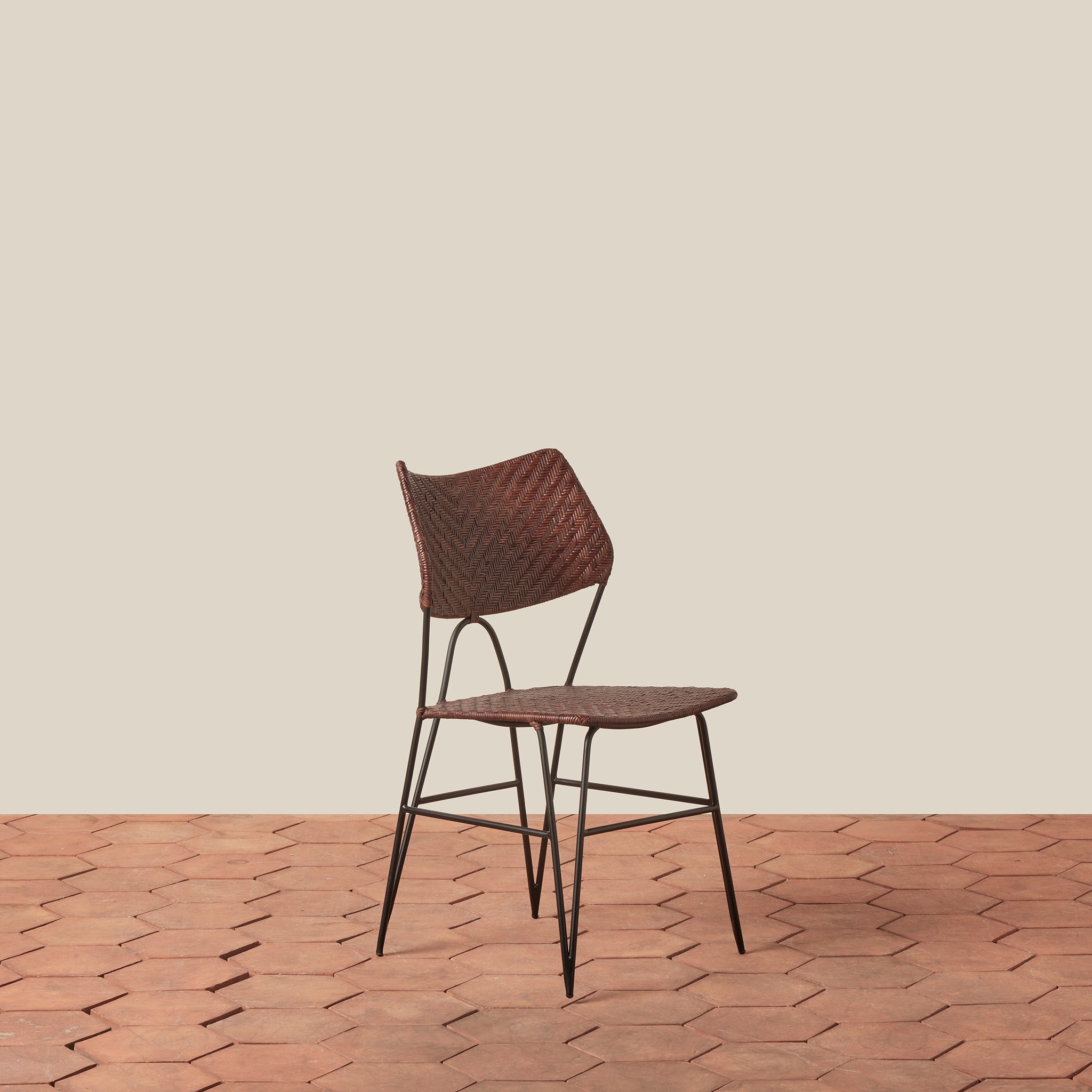 Chaise d'appoint - Avec son dossier courbé gracieux et ses pieds épingles élancés, ce tabouret apporte une forme architecturale intemporelle aux cuisines et aux comptoirs.