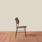 Chaise d'appoint - Avec son dossier courbé gracieux et ses pieds épingles élancés, ce tabouret apporte une forme architecturale intemporelle aux cuisines et aux comptoirs.