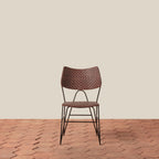 Chaise d'appoint - Avec son dossier courbé gracieux et ses pieds épingles élancés, ce tabouret apporte une forme architecturale intemporelle aux cuisines et aux comptoirs.
