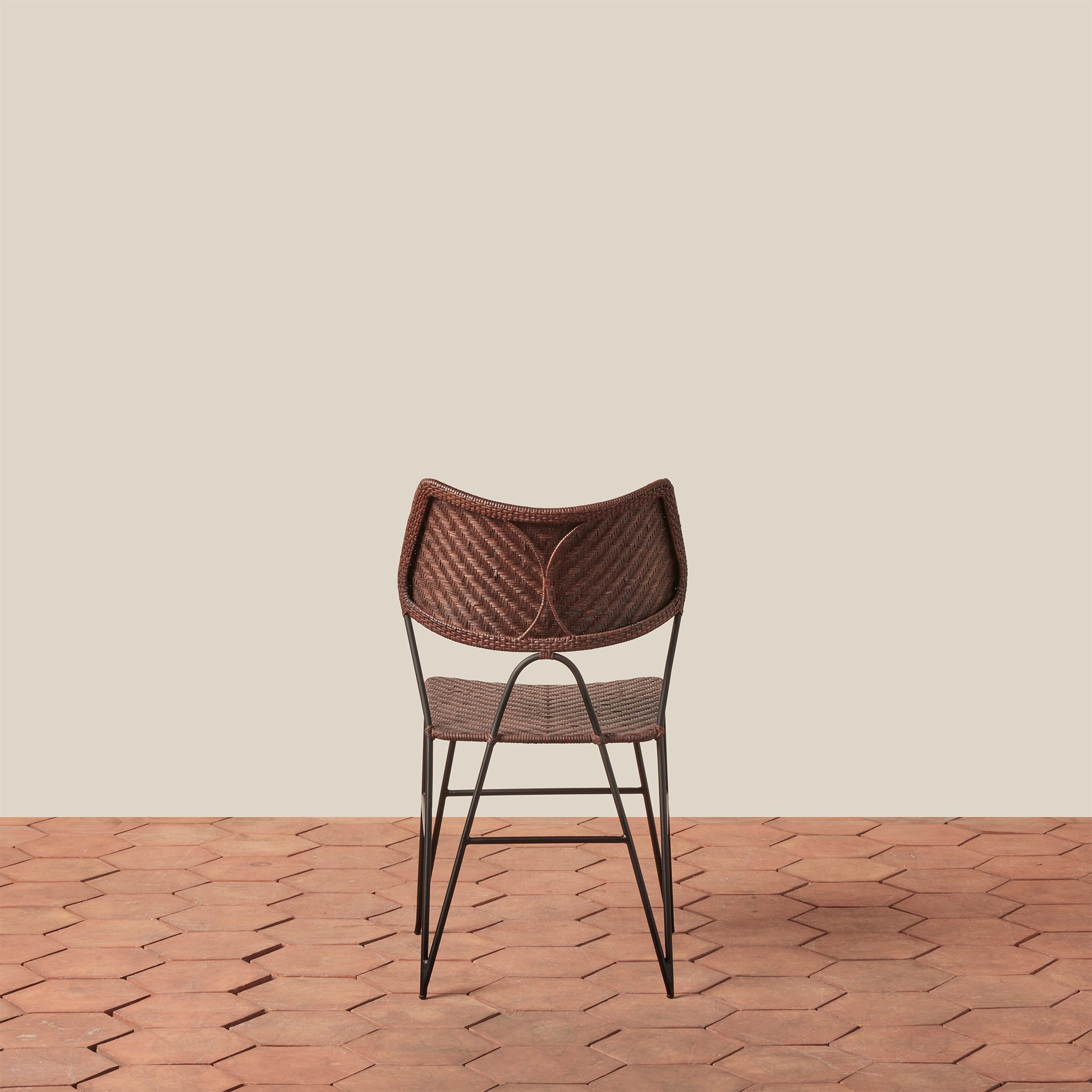 Chaise d'appoint - Avec son dossier courbé gracieux et ses pieds épingles élancés, ce tabouret apporte une forme architecturale intemporelle aux cuisines et aux comptoirs.