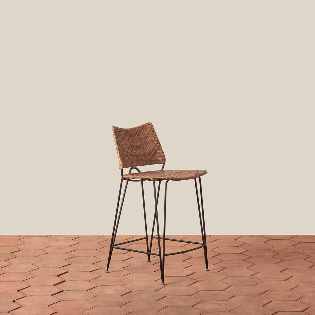 Tabouret de comptoir - Avec son dossier incurvé gracieux et ses pieds épingles fins, ce tabouret apporte une forme architecturale intemporelle aux cuisines et aux comptoirs.