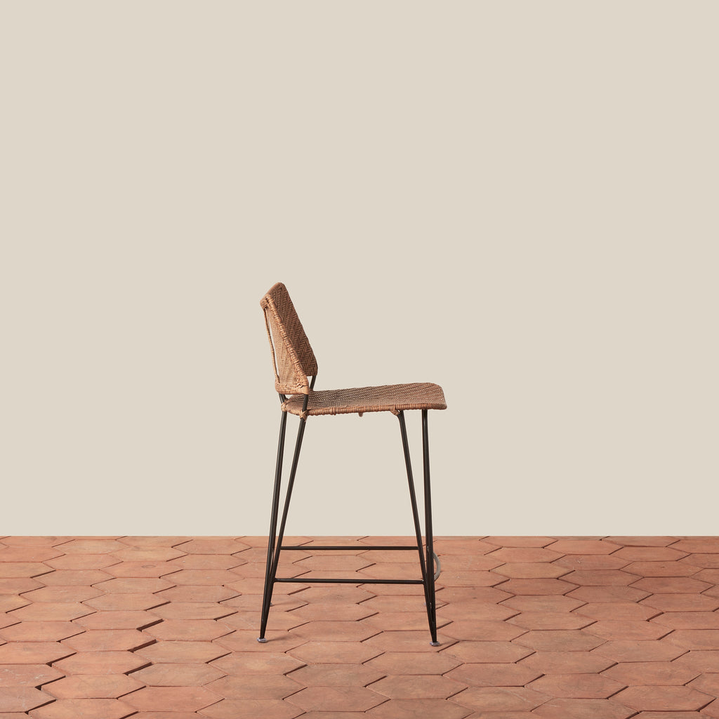 Tabouret de comptoir - Avec son dossier incurvé gracieux et ses pieds épingles fins, ce tabouret apporte une forme architecturale intemporelle aux cuisines et aux comptoirs.