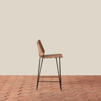Tabouret de comptoir - Avec son dossier incurvé gracieux et ses pieds épingles fins, ce tabouret apporte une forme architecturale intemporelle aux cuisines et aux comptoirs.