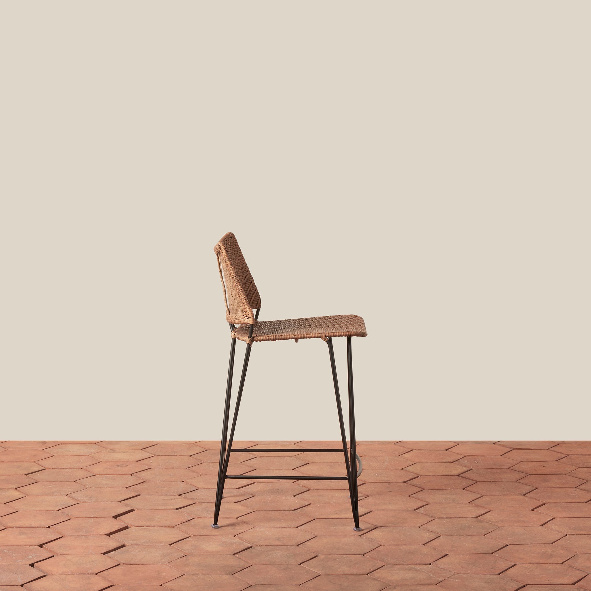 Tabouret de comptoir - Avec son dossier incurvé gracieux et ses pieds épingles fins, ce tabouret apporte une forme architecturale intemporelle aux cuisines et aux comptoirs.