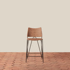 Tabouret de comptoir - Avec son dossier incurvé gracieux et ses pieds épingles fins, ce tabouret apporte une forme architecturale intemporelle aux cuisines et aux comptoirs.