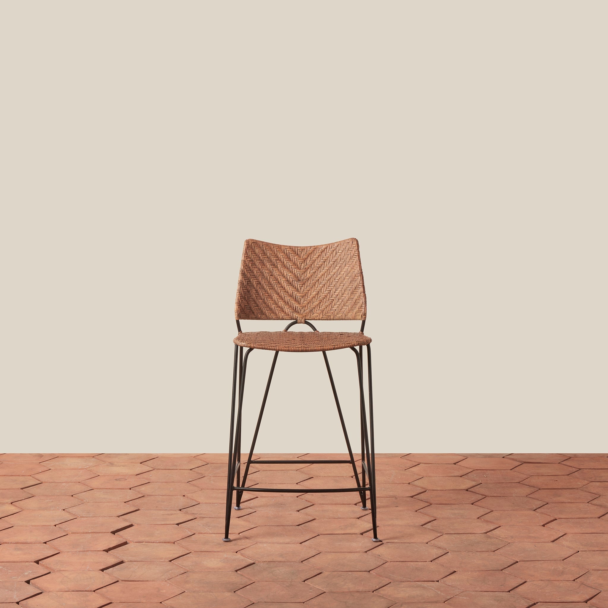 Tabouret de comptoir - Avec son dossier incurvé gracieux et ses pieds épingles fins, ce tabouret apporte une forme architecturale intemporelle aux cuisines et aux comptoirs.