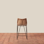 Tabouret de comptoir - Avec son dossier incurvé gracieux et ses pieds épingles fins, ce tabouret apporte une forme architecturale intemporelle aux cuisines et aux comptoirs.