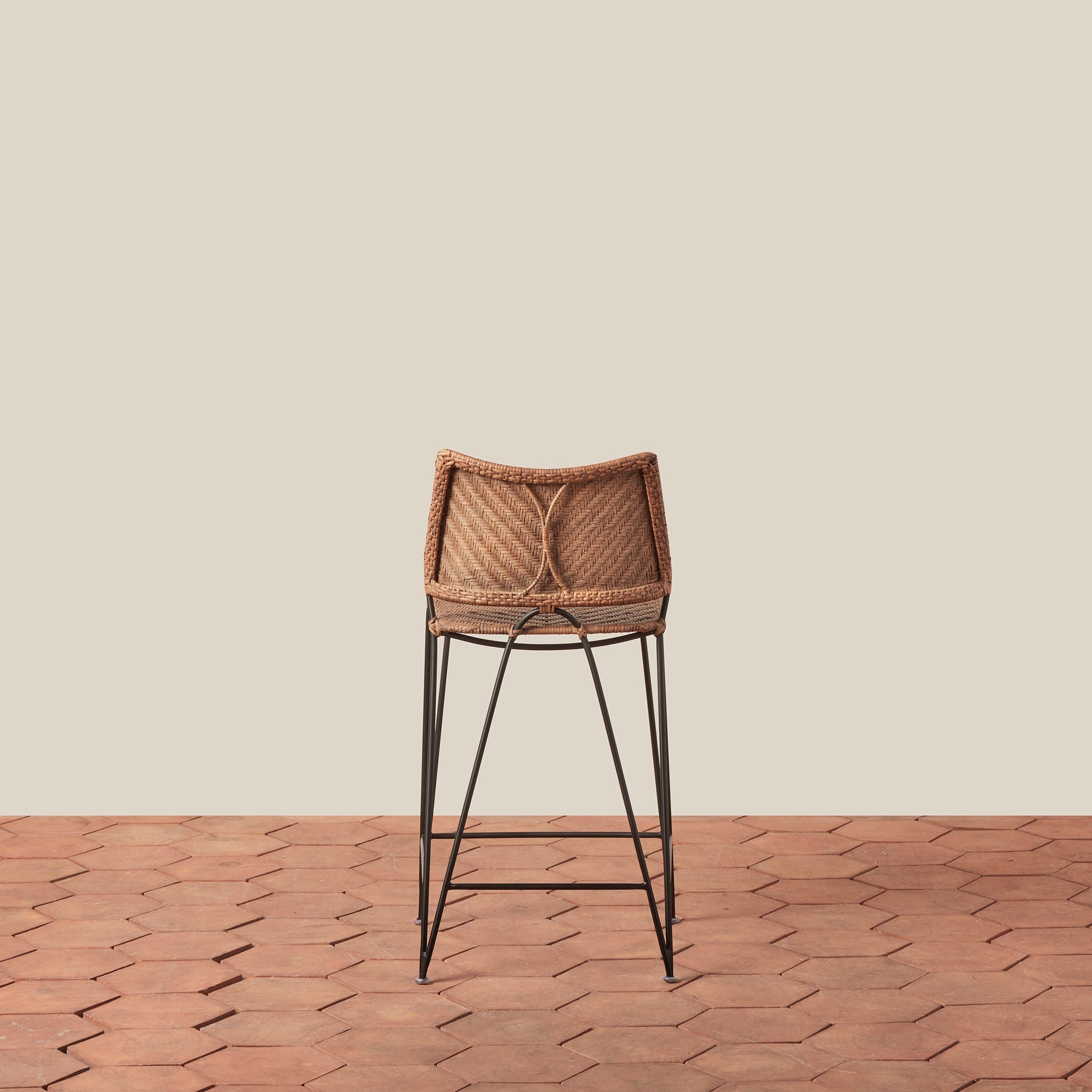 Tabouret de comptoir - Avec son dossier incurvé gracieux et ses pieds épingles fins, ce tabouret apporte une forme architecturale intemporelle aux cuisines et aux comptoirs.