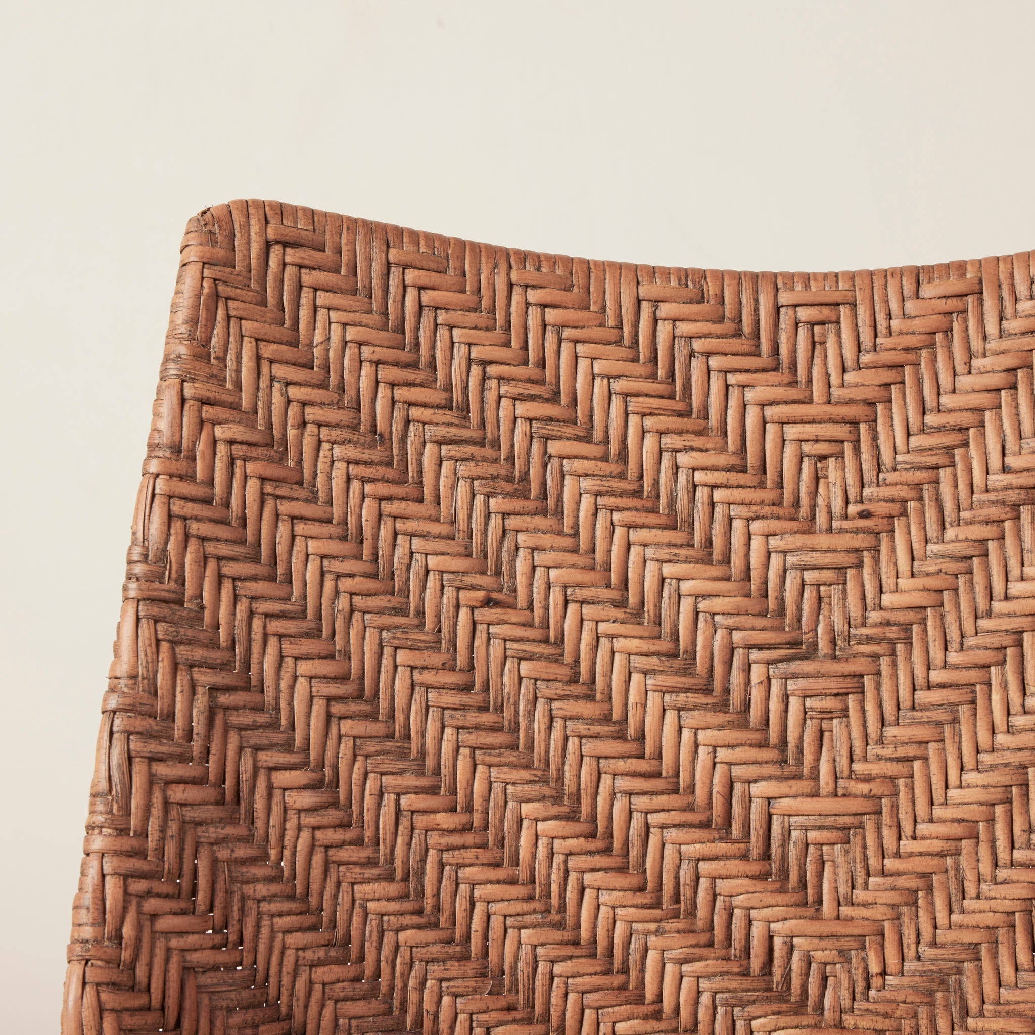 Tabouret de comptoir - Avec son dossier incurvé gracieux et ses pieds épingles fins, ce tabouret apporte une forme architecturale intemporelle aux cuisines et aux comptoirs.