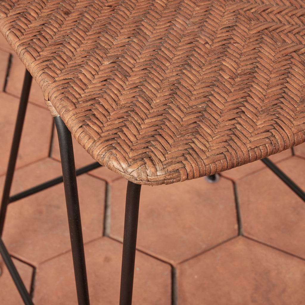 Tabouret de comptoir - Avec son dossier incurvé gracieux et ses pieds épingles fins, ce tabouret apporte une forme architecturale intemporelle aux cuisines et aux comptoirs.